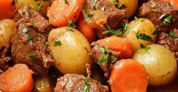 Recette authentique du bœuf bourguignon traditionnel : viande fondante, légumes riches, vin corsé, mijotage lent.