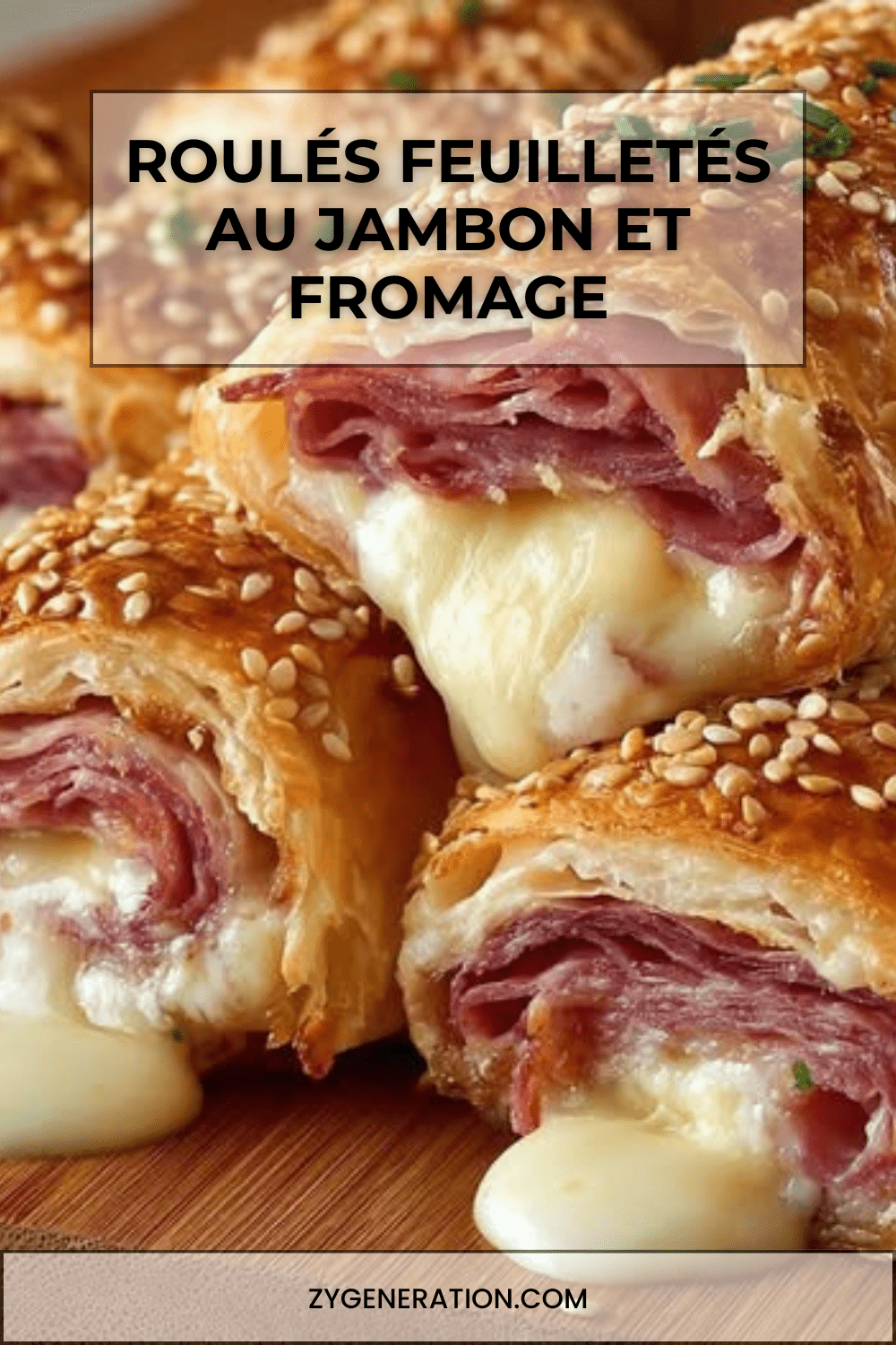 Roulés feuilletés au jambon et fromage dorés et croustillants sur une plaque