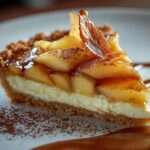 Fondant aux pommes et mascarpone sur base biscuitée, décoré de noix de pécan caramélisées et d’un filet de sirop d’érable doré.