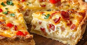 Tarte salée à la cancoillotte et lardons dorée au four, servie avec persil frais