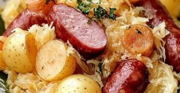 Choucroute garnie à l’alsacienne servie dans un grand plat rustique avec chou fermenté, saucisses, palette fumée, poitrine, pommes de terre et persil frais.