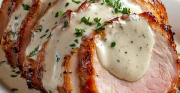 Jambon de porc rôti au four nappé de sauce crémeuse à la moutarde et persil frais