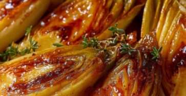 Endives caramélisées au beurre et au miel servies chaudes dans un plat