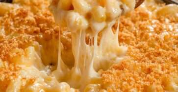 Plat de Mac & Cheese gratiné, doré au four, avec des macaronis enrobés d’une sauce crémeuse au cheddar et recouverts d’une croûte croustillante de chapelure et de parmesan.