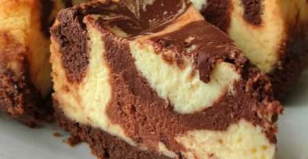 Cheesecake marbré chocolat et vanille avec base biscuitée au chocolat, marbrures élégantes et texture fondante