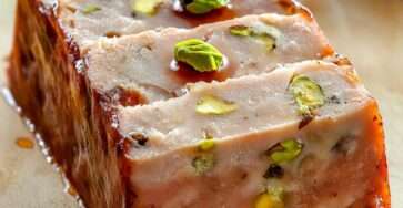 Terrine de lapin aux pistaches tranchée et servie froide avec pain de campagne et salade verte