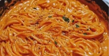 Recette de pâtes à la crème de poivrons rouges : une sauce onctueuse et parfumée, simple à préparer, idéale pour un repas savoureux et coloré.