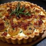 Tarte aux pommes de terre, camembert et lardons dorée au four
