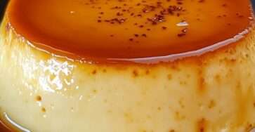 Crème caramel maison démoulée sur une assiette, nappée d’un caramel doré et brillante, servie fraîche avec texture fondante et surface lisse.