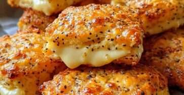 iscuits salés au fromage cheddar et à la moutarde, dorés et croustillants, servis sur une planche en bois pour l’apéritif.