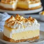 Tarte au citron meringuée dorée avec une croûte croustillante, une garniture au citron onctueuse et une meringue légèrement caramélisée.