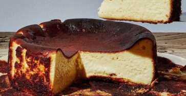 Cheesecake basque doré et caramélisé, au centre crémeux et tremblotant, présenté sur du papier sulfurisé rustique dans un moule à charnière.