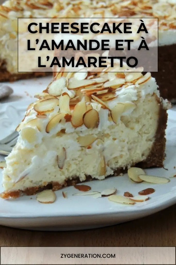 Cheesecake à l’amande et à l’Amaretto, surmonté d’amandes grillées dorées, sur fond de table en bois clair, tranché pour révéler sa texture onctueuse et dorée.