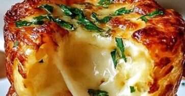 Bouchées de purée de pommes de terre au fromage dorées au four, disposées dans un plat et servies chaudes.