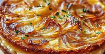 Gâteau moelleux aux oignons et au fromage sur assiette, plat salé doré au four, texture fondante et oignons caramélisés visibles.
