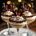 coupes renne de noël dessert chocolat crème fouettée décorées avec nez rouge et bois en chocolat