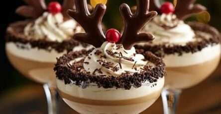 coupes renne de noël dessert chocolat crème fouettée décorées avec nez rouge et bois en chocolat