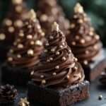 brownies sapin de noël décorés avec glaçage et décorations festives