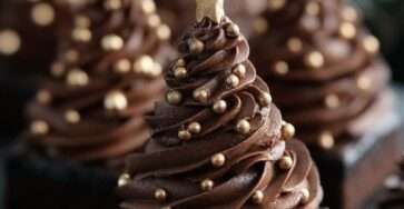 brownies sapin de noël décorés avec glaçage et décorations festives