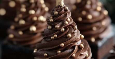 brownies sapin de noël décorés avec glaçage et décorations festives