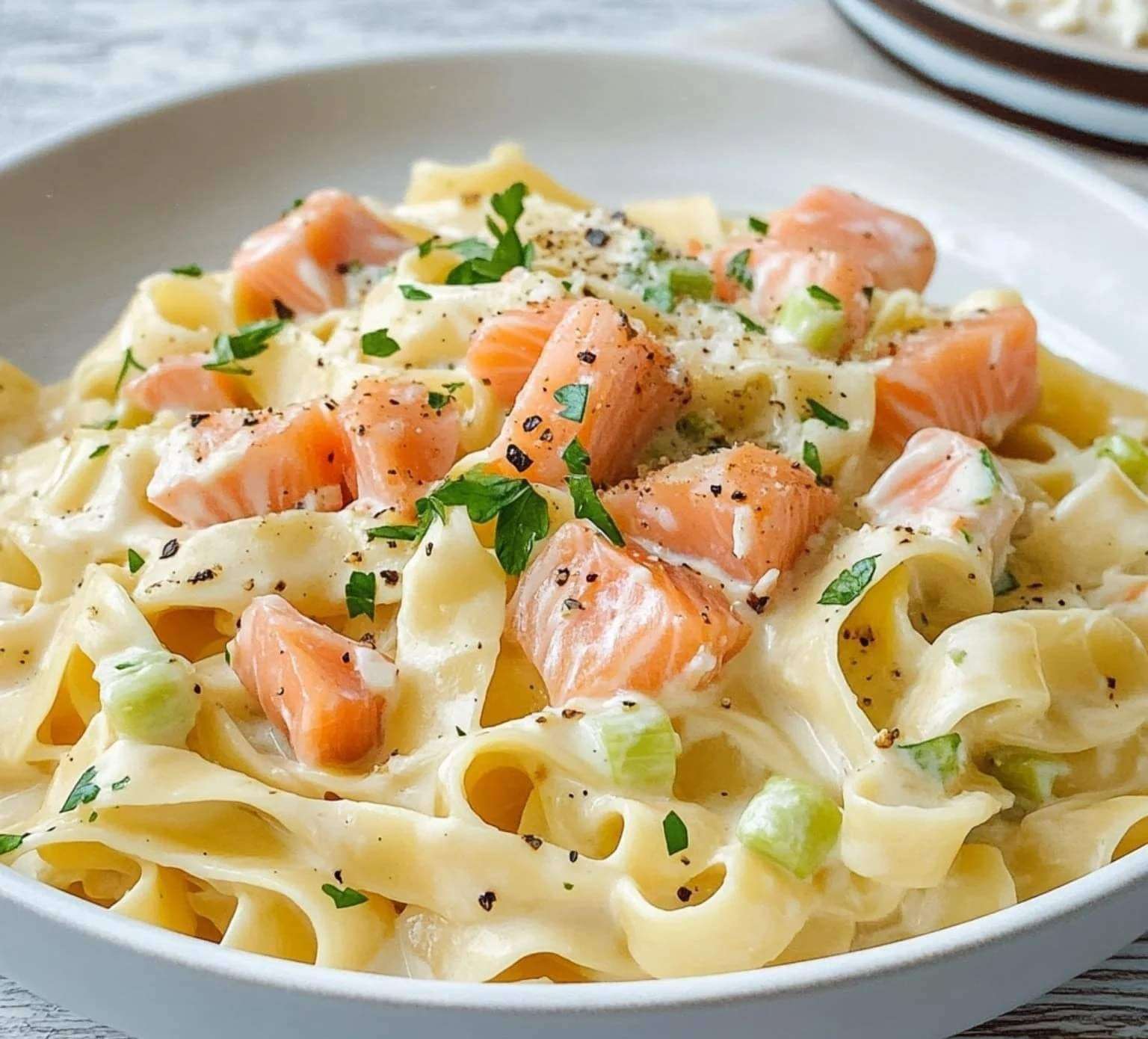 assiette de tagliatelles au saumon fumé et poireaux