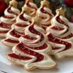biscuits de noël en forme de sapin décorés de glaçage royal coloré et perles en sucre