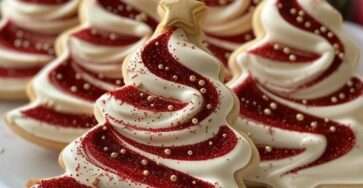 biscuits de noël en forme de sapin décorés de glaçage royal coloré et perles en sucre