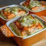 cassolettes individuelles de saumon nappées de crème de poireaux et herbes fraîches