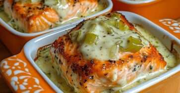 cassolettes individuelles de saumon nappées de crème de poireaux et herbes fraîches