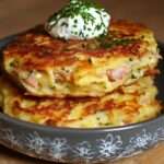 galettes dorées de pâtes au jambon et fromage servies chaudes dans une assiette