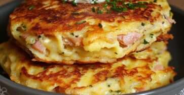 galettes dorées de pâtes au jambon et fromage servies chaudes dans une assiette