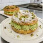 paris-brest à la mousse de pistache avec pistaches concassées et sucre glace