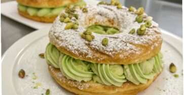 paris-brest à la mousse de pistache avec pistaches concassées et sucre glace