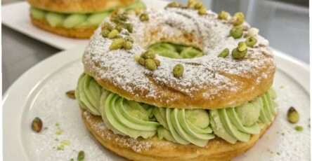 paris-brest à la mousse de pistache avec pistaches concassées et sucre glace