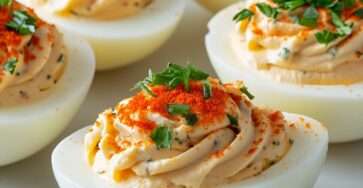 oeufs mimosa classiques farcis à la mayonnaise et herbes fraîches