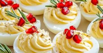 oeufs mimosa festifs crème citronnée grenade romarin sur plateau apéritif