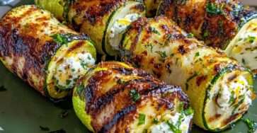bouchées de courgettes grillées roulées à la ricotta et au citron sur assiette