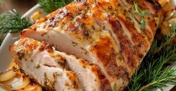 jambon rôti doré au miel et à la moutarde avec oignons rôtis dans un plat