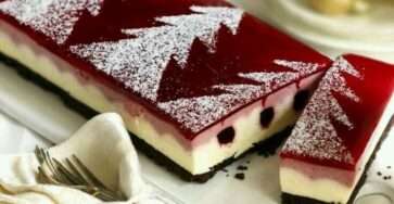 cheesecake aux canneberges et vanille avec coulis rouge brillant