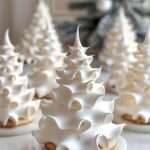 sapins de noël en meringue faits maison sur biscuits