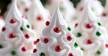 meringues en forme de sapins de noël décorées avec perles de sucre