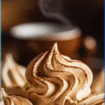 meringues au café dorées et légères disposées sur une assiette