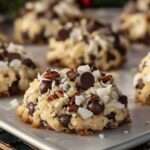 biscuits de noël chocolat noix de coco noix de pécan dorés sur plaque de cuisson