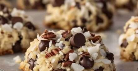 biscuits de noël chocolat noix de coco noix de pécan dorés sur plaque de cuisson