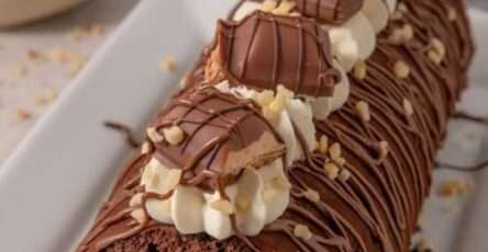 Photo d’un roulé suisse au Nutella fait maison, délicatement saupoudré de sucre glace, avec une génoise moelleuse et une garniture généreuse à la pâte à tartiner.