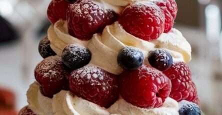 pavlova aux fruits rouges avec crème fouettée et sucre glace