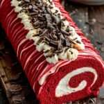 bûche roulée red velvet rouge garnie de crème aux oréo et décorée de biscuits et copeaux de chocolat