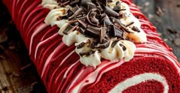 bûche roulée red velvet rouge garnie de crème aux oréo et décorée de biscuits et copeaux de chocolat