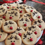 biscuits de noël en forme de rennes avec nez rouge et bois en chocolat
