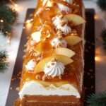 Bûche roulée garnie de caramel beurre salé, pommes caramélisées et crumble de spéculoos.